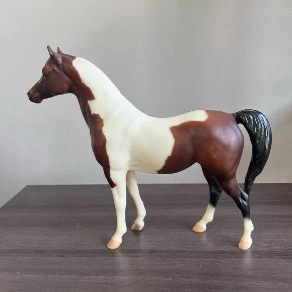Breyer Horse Karma Gypsy, Pinto Half Arab #948 - Picture 4 of 10
